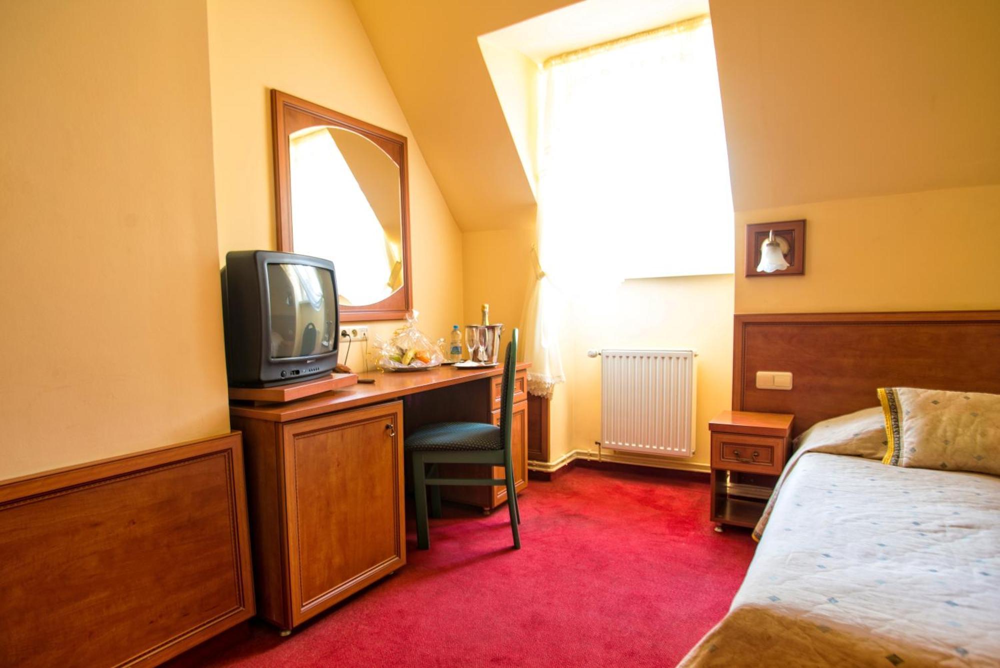 Hotel Adalbertus Gniezno Room photo