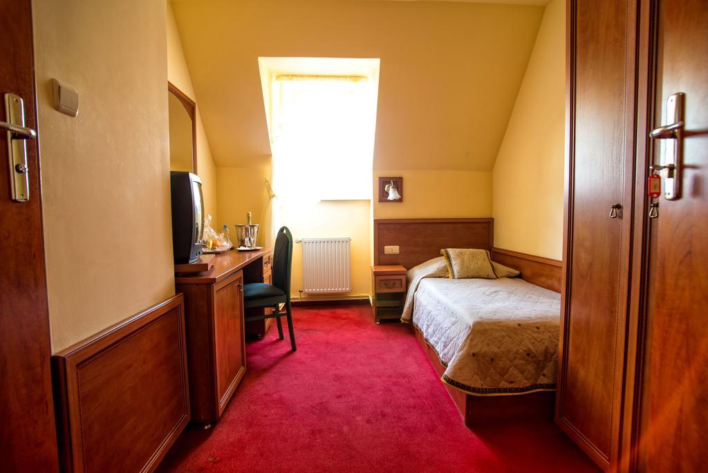 Hotel Adalbertus Gniezno Room photo